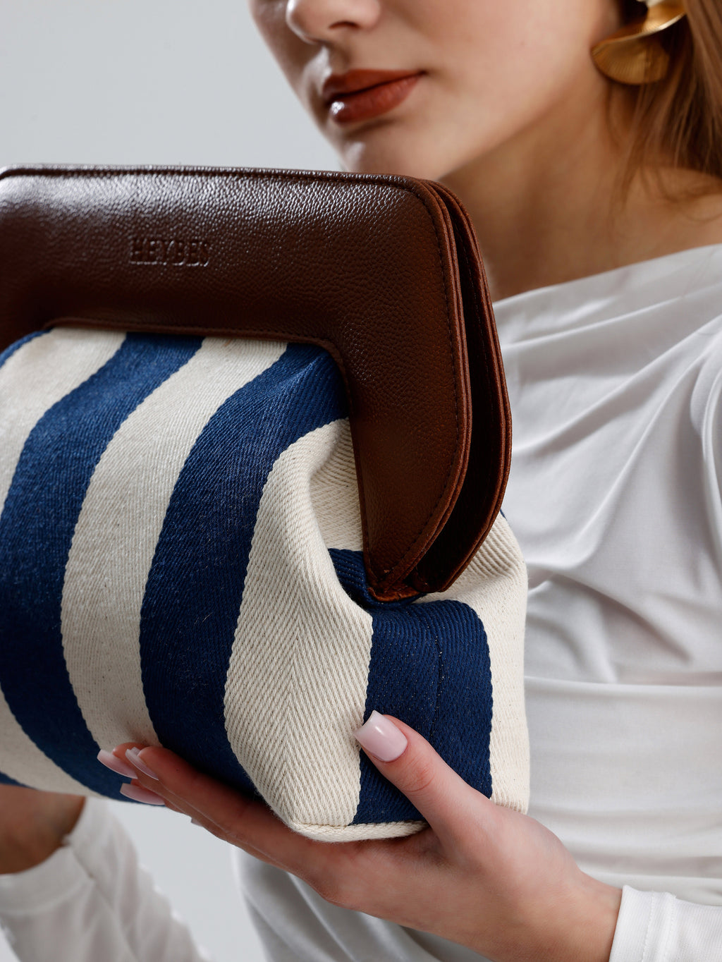 Heybes Kadın Çizgi Desenli Kanvas Clutch El Çantası